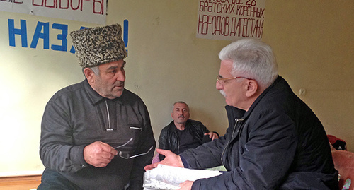 Denga Khalidov, the Adviser of the Dagestani leader, and the participant of the action Mamatkha Baysultanov. Photo by Patimat Makhmudova for the "Caucasian Knot"