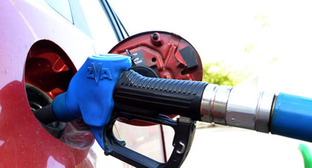 Fueling a car. Photo by Oleg Pchelov for the "Caucasian Knot"