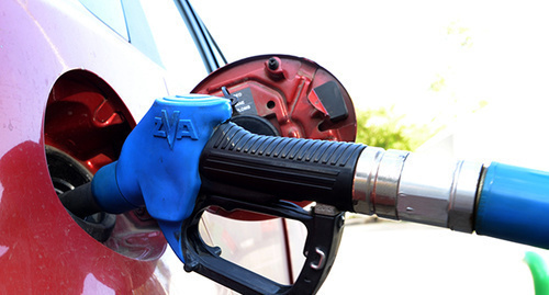 Fueling a car. Photo by Oleg Pchelov for the "Caucasian Knot"