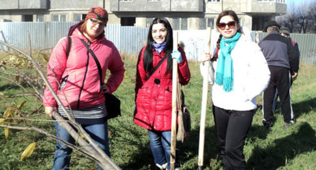 Participants of ecological action ‘Days of Green Culture’. Nalchik, November 9, 2014, Photo by Lyudmila Maratova for the ‘Caucasian Knot’.