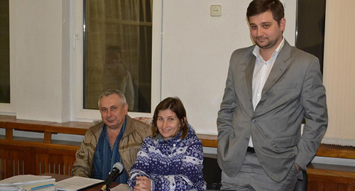 Lawyer Mikhail Sokolov (left), Nikalai Scherbakov (right), member of initiative group Elena Dzaganiya (centre). Photo by Svetlana Kravchenko for the ‘Caucasian Knot’.