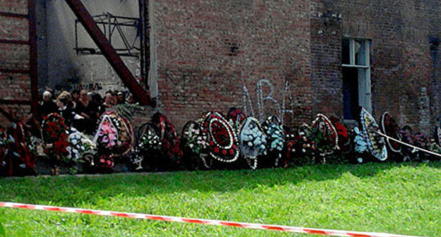 Beslan, flowers at school № 1, the 5th anniversary since the tragedy day. September 1, 2009.