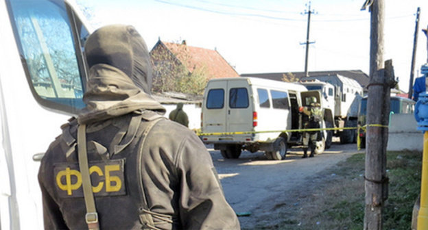 Law enforcement officer. Photo: http://nac.gov.ru/nakmessage/2014/11/05/v-kabardino-balkarii-obnaruzhena-i-unichtozhena-laboratoriya-po-izgotovleniyu-.html