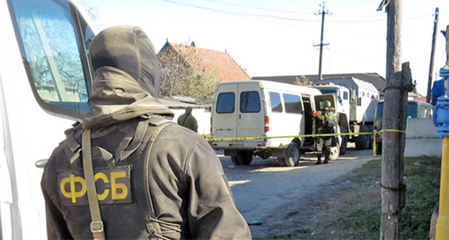 Law enforcement officer. Photo: http://nac.gov.ru/nakmessage/2014/11/05/v-kabardino-balkarii-obnaruzhena-i-unichtozhena-laboratoriya-po-izgotovleniyu-.html