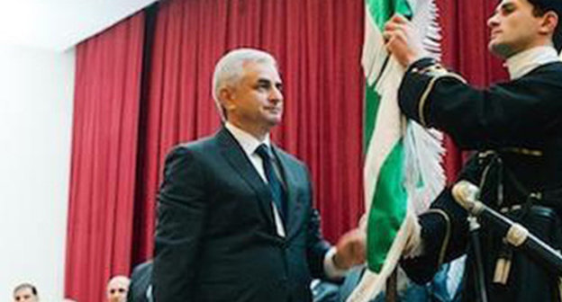 Raul Khajimba (left). Photo: http://www.abkhaziagov.org/president/press/photo/2014-09-25-100000