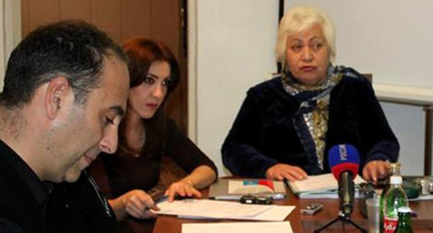 Asiyat Khabicheva, the Chair of the Public Oversight Commission of the Karachay-Cherkessian Republic (right),  at the press conference, November 13, 2014. Photo by the ‘Caucasian Knot’ correspondent.