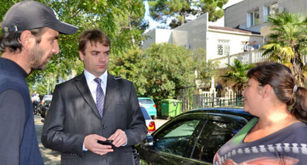 Mardiros Demerchyan and his wife talking to their advocate Alexander Popkov (in the centre). Photo by Svetlana Kravchenko for the ‘Caucasian Knot’. 