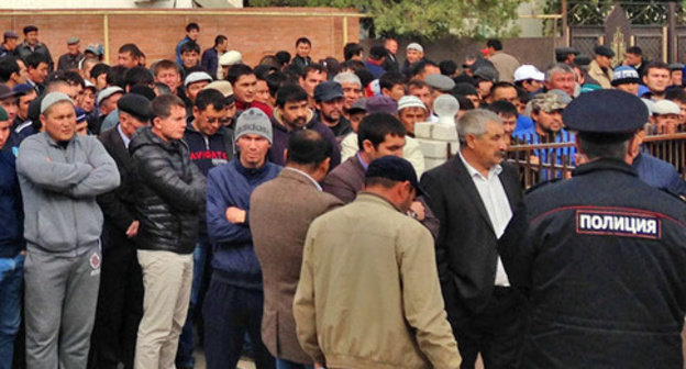 Rally in the village of Terekli-Mekteb demanding to punish the persons responsible for the death of Eradil Asanov, October 8, 2014. Photo by Patimat Makhmudova for the ‘Caucasian Knot’. 