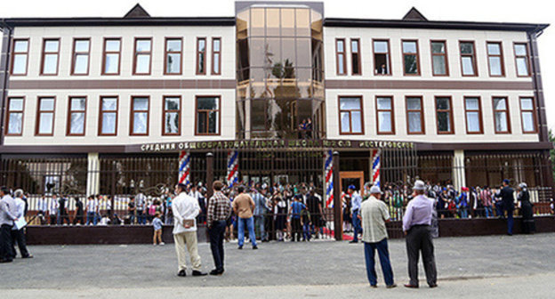 A grand opening for the new school in the village Nesterovskoe, Ingushetia. Photo:  http://www.ingushetia.ru/photo/archives/021274.shtml