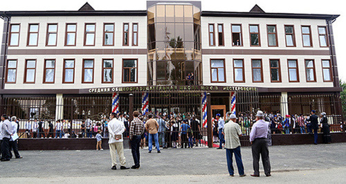 A grand opening for the new school in the village Nesterovskoe, Ingushetia. Photo:  http://www.ingushetia.ru/photo/archives/021274.shtml