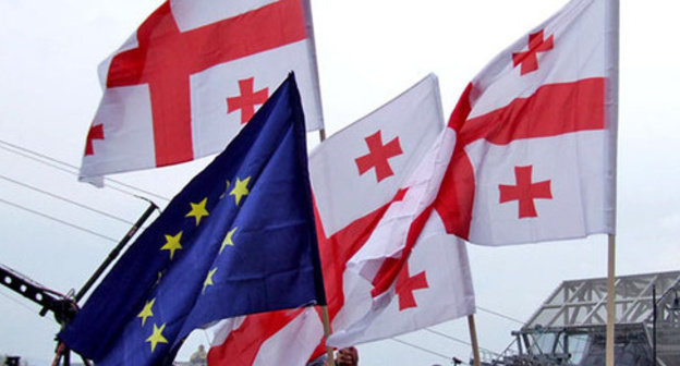 Flags of Georgia and EU. Photo by Edita Badasyan for the "Caucasian Knot"