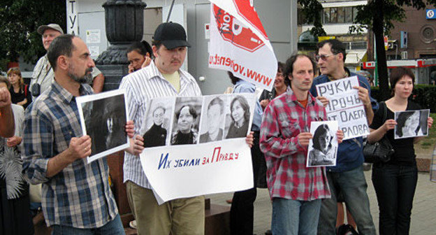 Rally in memory of the murdered human rights activist, Natalya Estemirova. The inscription on the placard says, "They were killed for truth". Moscow, Novopushkinsky park.  July 23, 2009