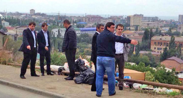 The heads of the administration of the Soviet District Court of Makhachkala inspect sanitary state of the platform containers and adjacent territory. Dagestan, October 2014. Photo: the official site of the administration of Makhachkalan http://www.mkala.ru/