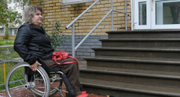 A wheelchair invalid near the hard-to-reach stairway. Photo by Nikolai Bravilov, http://bezformata.ru/content/Images/000/023/943/image23943730.jpg