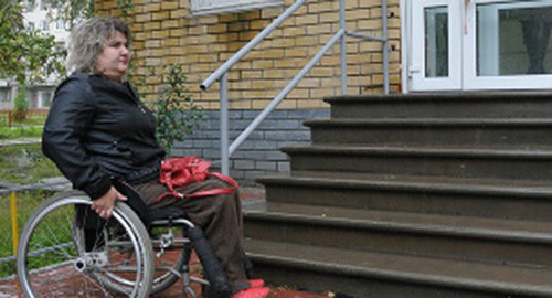 A wheelchair invalid near the hard-to-reach stairway. Photo by Nikolai Bravilov, http://bezformata.ru/content/Images/000/023/943/image23943730.jpg