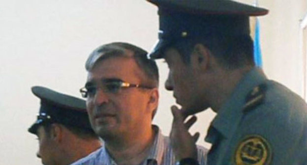 Ilgar Mamedov, the leader of the Azerbaijani civil movement "Republican Alternative" with the escort, September 20, 2013. Photo http://www.radioazadlyg.ru/