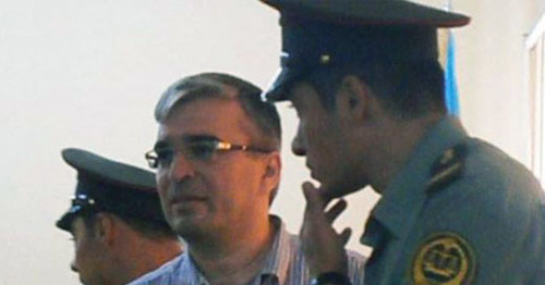 Ilgar Mamedov, the leader of the Azerbaijani civil movement "Republican Alternative" with the escort, September 20, 2013. Photo http://www.radioazadlyg.ru/