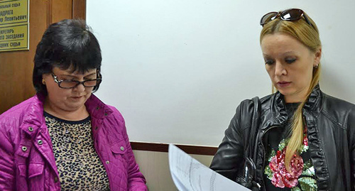 Yuliya Saltykova and Irina Kharchenko (to the left), residents of the Akatsij Street. Photo by Svetlana Kravchenko for the "Caucasian Knot"