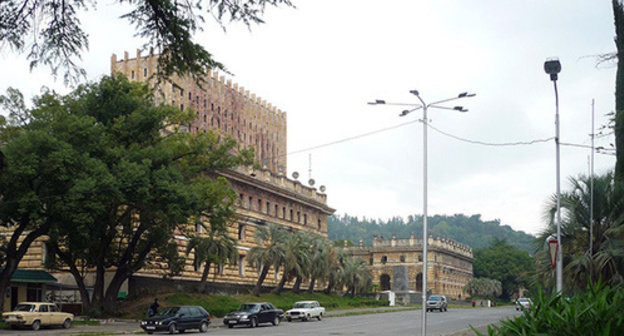 Sukhumi, Freedom Square. Photo: Trio7, https://ru.wikipedia.org/wiki/%D0%A1%D1%83%D1%85%D1%83%D0%BC#mediaviewer/File:%D0%9F%D0%BB%D0%BE%D1%89%D0%B0%D0%B4%D1%8C_%D0%A1%D0%B2%D0%BE%D0%B1%D0%BE%D0%B4%D1%8B.JPG