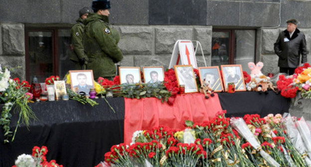 Photos of Volgograd terror attack victims and flowers at the building of railway station. Volgograd, January 1, 2014. Photo by Tatiana Filimonova for the ‘Caucasian Knot’. 