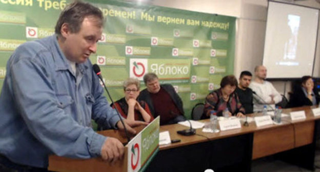 Alexander Cherkasov speaking at the conference "War in Chechnya: Political Mistakes and War Crimes". Moscow, November 28, 2014. Photo: http://www.yabloko.ru/2014/11/28_0