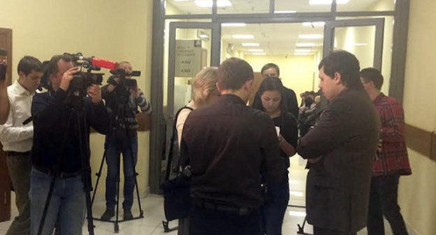 Participants of the process in the lobby of the Moscow Regional Court before the trial of the case of the BORN. Moscow, November 13, 2014. Photo by the "Caucasian Knot" correspondent