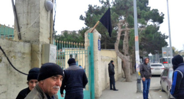 Near the gates of the mosque in Baku settlement of Garachukhur. November 26, 2014. Photo: Information Agency 'Vesti.az' http://vesti.az/news/227214#ad-image-2