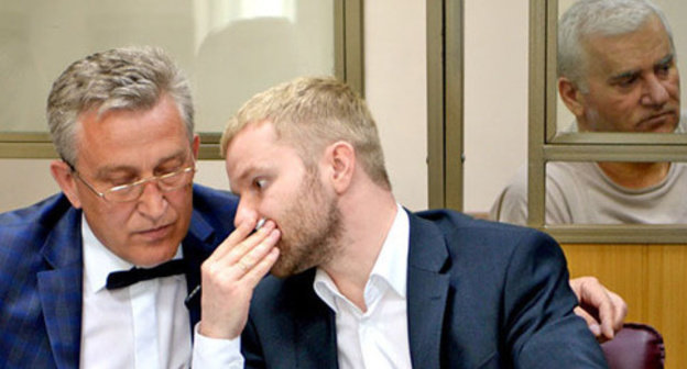 Vladimir Postanyuk, an Amirov's advocate (to the left), at the court session, Said Amirov is to the right. Photo by Oleg Pchelov for the "Caucasian Knot"