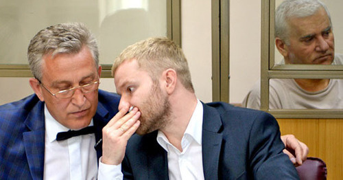 Vladimir Postanyuk, an Amirov's advocate (to the left), at the court session, Said Amirov is to the right. Photo by Oleg Pchelov for the "Caucasian Knot"