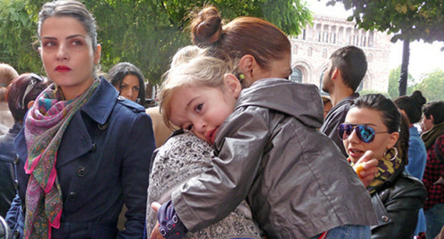 Participants of the rally against the new legislation on maternity benefits in front of the Government building. October 23, Yerevan. Photo by Armine Martirosyan for the "Caucasian Knot"