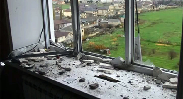 Broken window. Dagestan. Photo: http://nac.gov.ru/nakmessage/2014/11/22/v-dagestanskom-derbente-v-khode-kto-neitralizovany-glavar-suleiman-stalskoi-ba.html