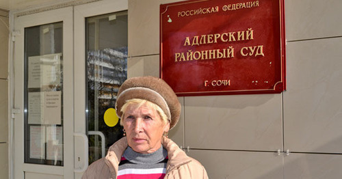 A Sochi resident Lyudmila Savelieva near the building of the court. Photo by Svetlana Kravchenko for the "Caucasian Knot"