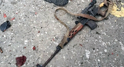 A submachine gun on the asphalt. Photo: http://chechnyatoday.com/content/view/282177