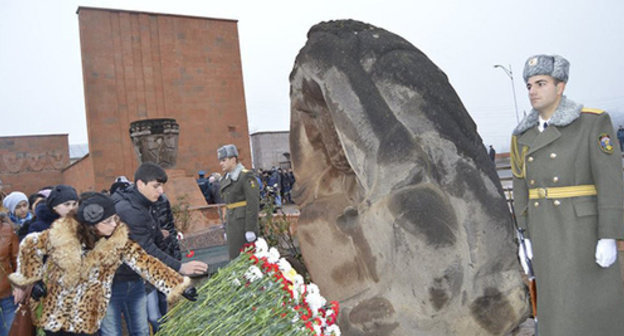 Wreath laying, Nagorno-Karabakh Republic. Photo by Alvard Grigoryan for the ‘Caucasian Knot’. 