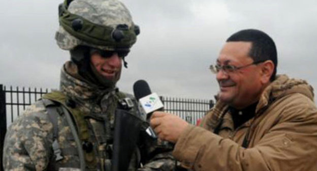 Journalist Tapdyg Farkhadoglu (right). Photo: http://www.radioazadlyg.org/