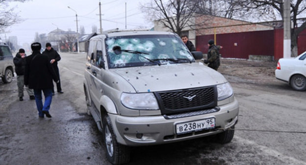 Evacuation of the car damaged during the militants’ attack on Grozny. Photo: http://nac.gov.ru/files/8414.jpg 