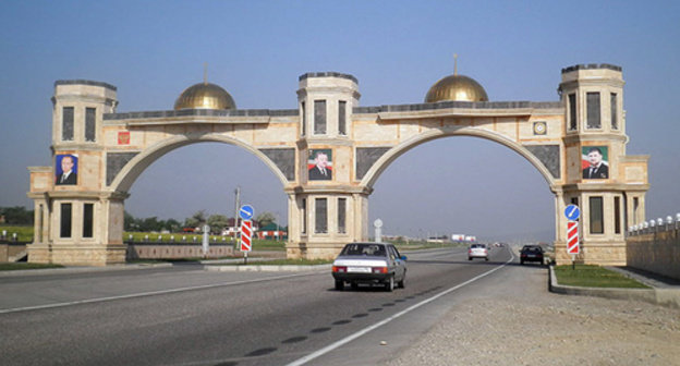 The gates to Gudermes. Photo by Oleg Shein, https://upload.wikimedia.org/wikipedia/commons/thumb/1/1d/%D0%92%D0%BE%D1%80%D0%BE%D1%82%D0%B0_%D0%B2_%D0%93%D1%83%D0%B4%D0%B5%D1%80%D0%BC%D0%B5%D1%81.jpg/1280px-%D0%92%D0%BE%D1%80%D0%BE%D1%82%D0%B0_%D0%B2_%D0%93%D1%83%D0%B4%D0%B5%D1%80%D0%BC%D0%B5%D1%81.jpg