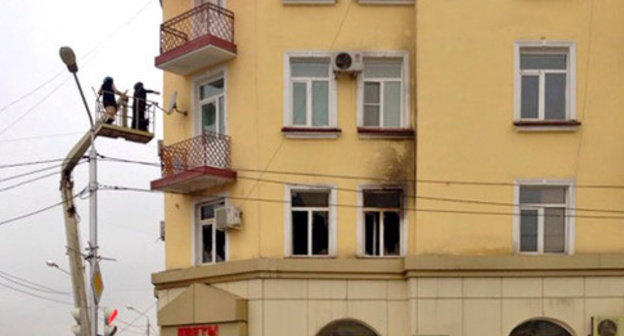 The building where the office of the Joint Mobile Group of the Committee against Torture (CaT) is located, after the fire. Grozny, December 154, 2014. Photo by Akhmed Aldebirov for the "Caucasian Knot"