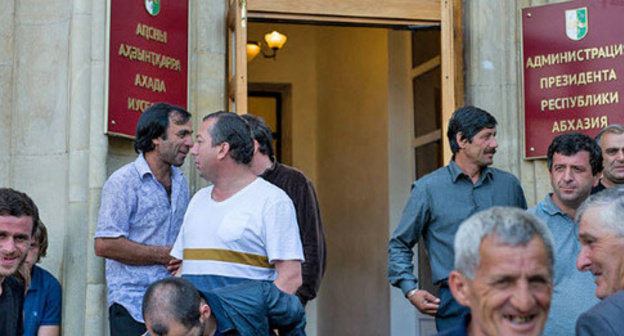 Participants of the opposition's protest action at the Government building of the Republic of Abkhazia. Photo: Nina Zotina and Natalya Evsikova http://www.yuga.ru/