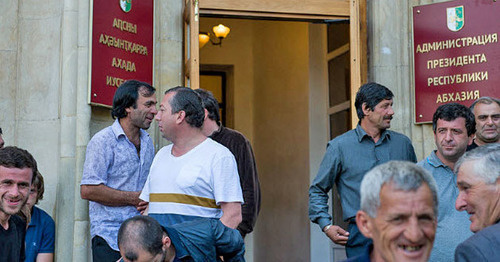 Participants of the opposition's protest action at the Government building of the Republic of Abkhazia. Photo: Nina Zotina and Natalya Evsikova http://www.yuga.ru/