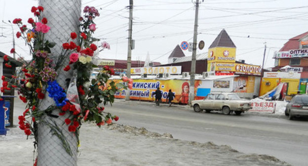 Flowers on a street lamp in Kachintsev street, where the trolley-bus was blown up on December 30, 2013. Volgograd, January 1, 2014. Photo by Tatyana Filimonova for the "Caucasian Knot"