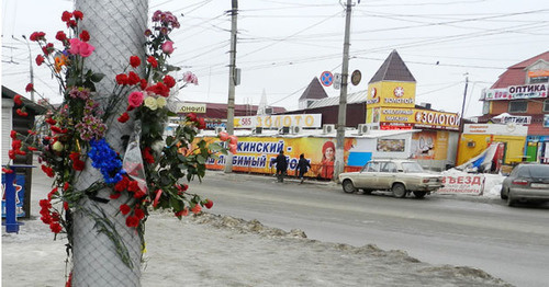 Flowers on a street lamp in Kachintsev street, where the trolley-bus was blown up on December 30, 2013. Volgograd, January 1, 2014. Photo by Tatyana Filimonova for the "Caucasian Knot"