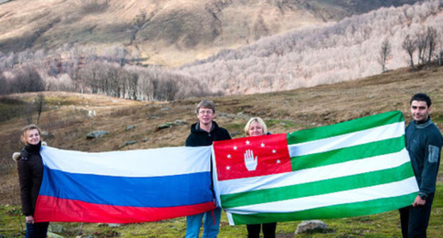 Flags of Russia and Abkhazia. Photo by Elena Sineok, ЮГА.ру