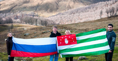 Flags of Russia and Abkhazia. Photo by Elena Sineok, ЮГА.ру