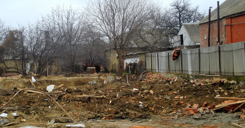 At the site of the burned down house of the militant’s family. Gudermes District of Chechnya, December 2014. Photo: http://www.memo.ru/uploads/files/1579.jpg" class="main_article_image