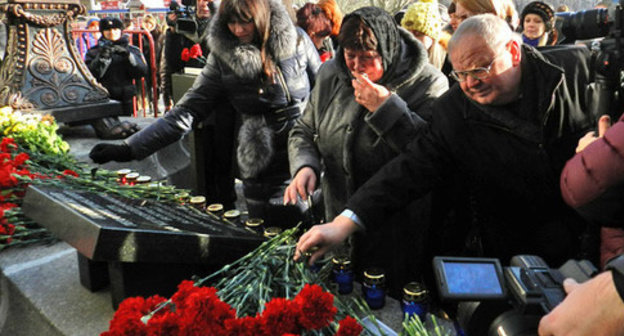 Volgograd, December 29, 2014. Relatives and friends of the victims of the terror act lay flowers. Photo by Tatyana Filimonova for the "Caucasian Knot"