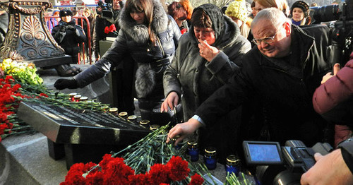 Volgograd, December 29, 2014. Relatives and friends of the victims of the terror act lay flowers. Photo by Tatyana Filimonova for the "Caucasian Knot"