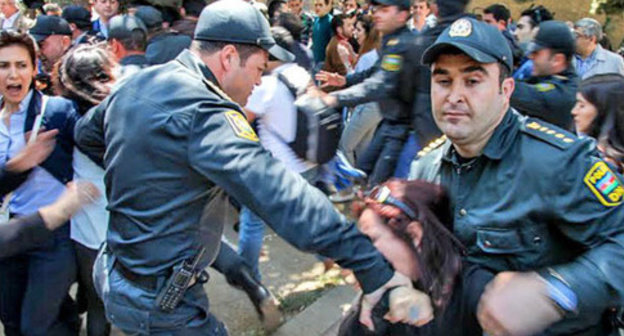 Detention of the activists by the policemen. Baku, May 6, 2014. Photo by Aziz Karimov for the "Caucasian Knot"