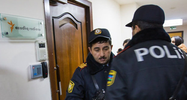 Law enforcer at the door of the office of the Radio Liberty. Baku, December 26, 2014. Photo by the "Caucasian Knot"