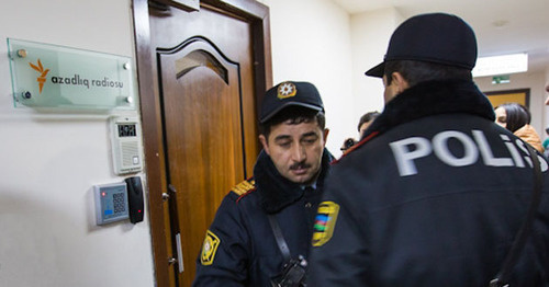 Law enforcer at the door of the office of the Radio Liberty. Baku, December 26, 2014. Photo by the "Caucasian Knot"